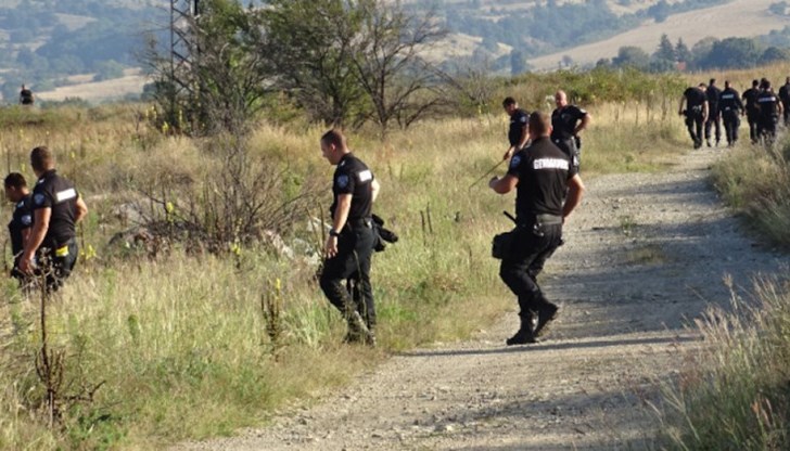 Районът, в който полицаи и жандармеристи търсят изчезналия дупничанин е разширен