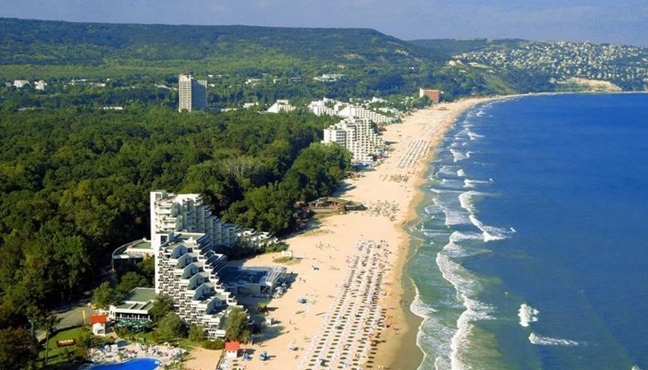 На практика в "Албена" истински сезон е имало само през август. И дори тогава максимумът, който е бил достигнат, е бил от 7 000 туристи, при двойно по-голям капацитет на легловата база На практика в "Албена" истински сезон е имало само през август. И дори тогава максимумът, който е бил достигнат, е бил от 7 000 туристи, при двойно по-голям капацитет на легловата база