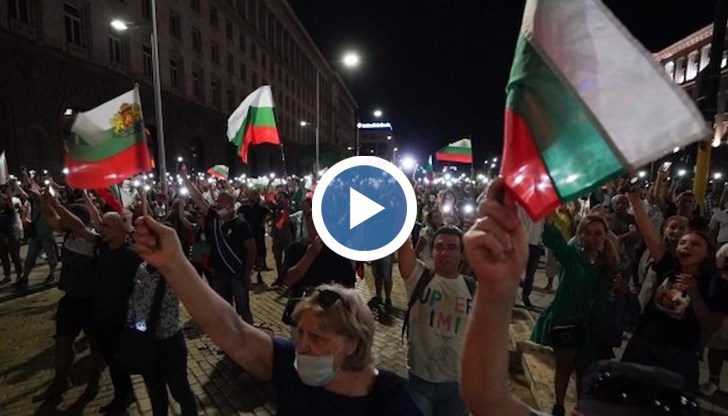 Протестиращите включиха фенерчетата на мобилните си телефони като символ на светлината, която искат за бъдещето на страната