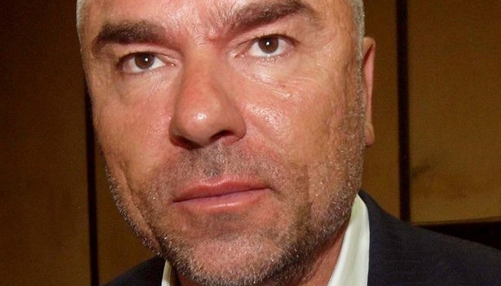 Според коментарите обаче тази част на градината отдавна са преминали в частни лица, в това число и тенис корта. Затова не било незаконно собствениците си да прокарват алеи към къщите си