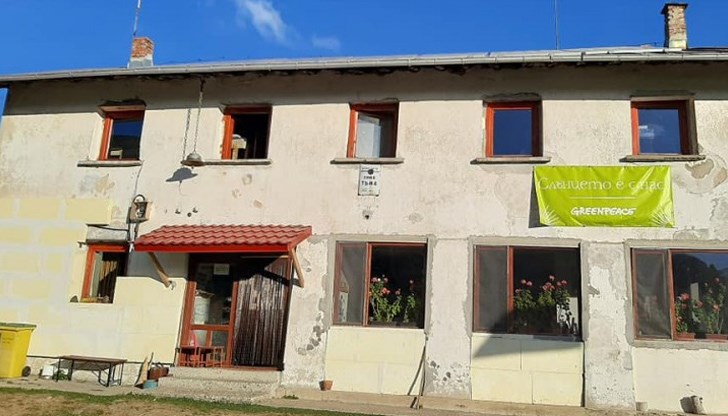 Хижата е построена през далечната 1945 година и ежедневно оттам минават много хора, които разчитат на подслон и топла храна