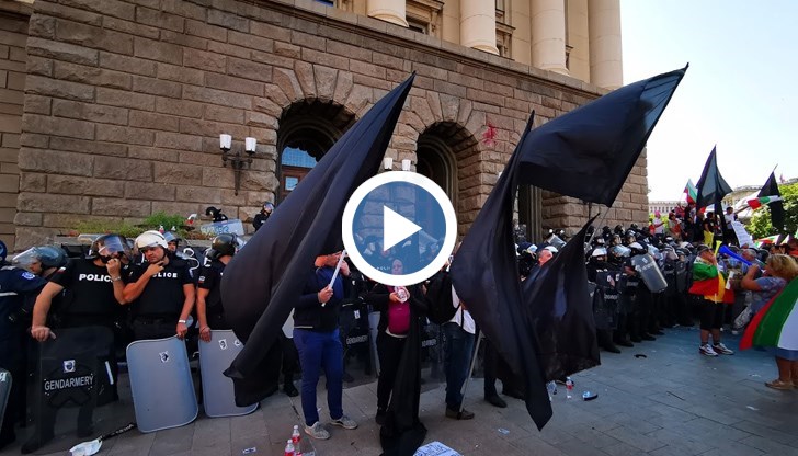 Адвокатът допълни, че  полицията трябва да опазва обществения ред, без да унижава честта и достойнството на гражданите, и без да нарушава телесната неприкосновеност