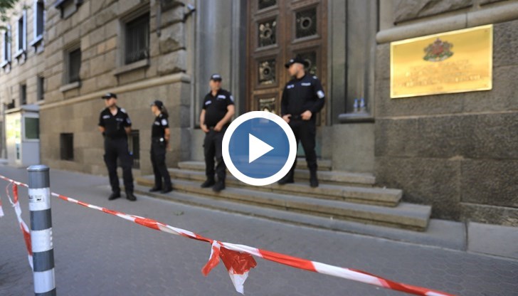 Десетки полицаи направиха кордон пред протестиращите.