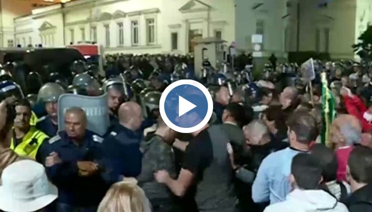 Напрежението на площад „Народно събрание” ескалира