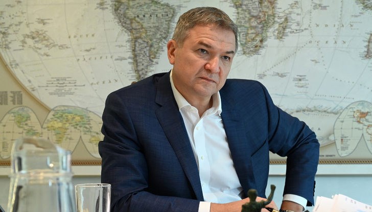 Бобоков: "За съжаление, наистина по-голямата част от бизнеса в България е въз основа на измама - като започнеш от кръговете на бай Ахмед и стигнеш до кръговете на бате Бойко. И разбира се, двамата са като невръстни дечица в сравнение с хипер олигарха Пеевски" Бобоков: "За съжаление, наистина по-голямата част от бизнеса в България е въз основа на измама - като започнеш от кръговете на бай Ахмед и стигнеш до кръговете на бате Бойко. И разбира се, двамата са като невръстни дечица в сравнение с хипер олигарха Пеевски"