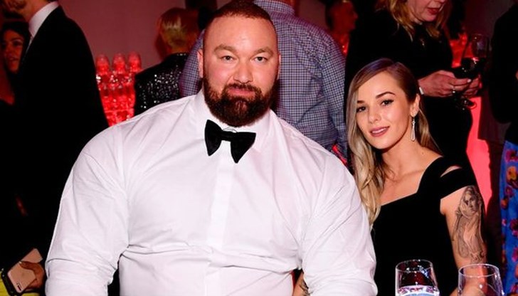 Съпругата му Келси Хенсън го дари със син