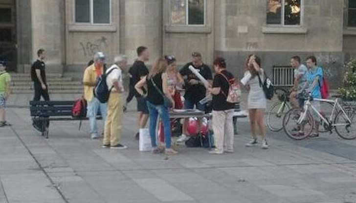 Протестиращите подредиха плакати с искания за оставки пред Съдебната палата Протестиращите подредиха плакати с искания за оставки пред Съдебната палата