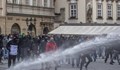 Полицията в Чехия с водно оръдие и газ срещу протестиращи