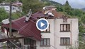 Ураган отнесе покривите на две къщи в Смолян