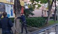 Протестиращи се вързаха с верига пред полицията в Благоевград