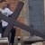Мъж опита да изтръгне кръст от покрива на църква в Лондон