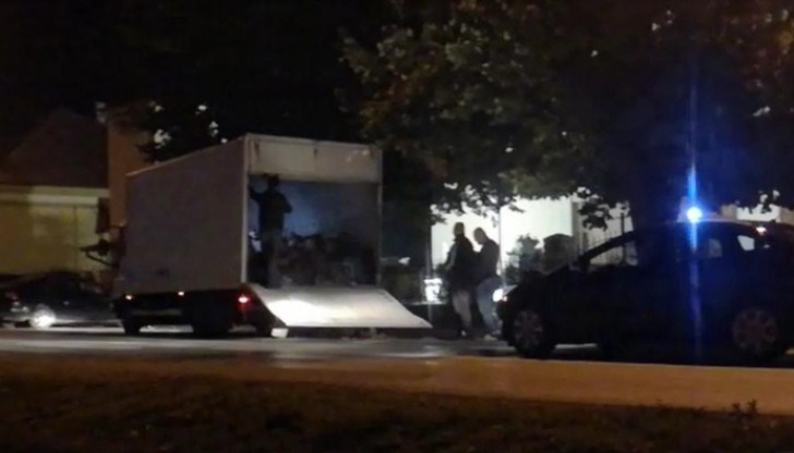 Мигрантската група пътувала в камиона върху стоката вътре, уточни полицейски говорител. След като въздухът им свършил, един от тях се обадил на полицията от мобилен телефон