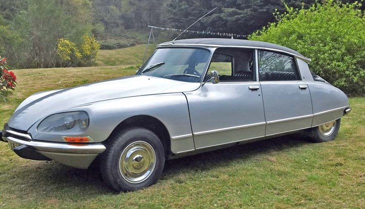 По улиците на София са рядкост някои автомобили като на оперния певец Николай Гяуров – „Ситроен DS 21“, с атрактивния си дизайн събира зяпачи