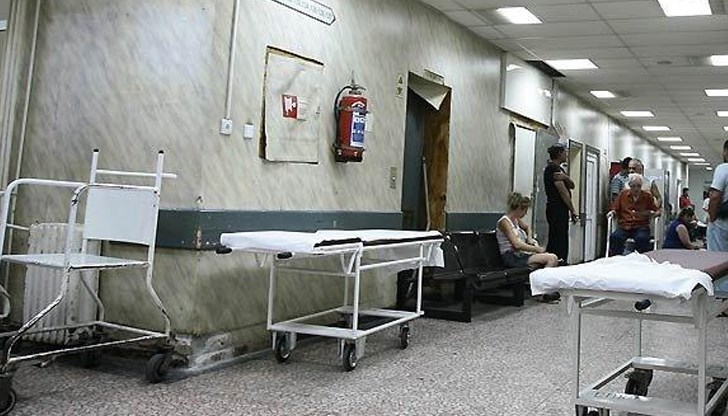 Жената открито се възмущава от това колко зле функционират спешните кабинети в България Жената открито се възмущава от това колко зле функционират спешните кабинети в България