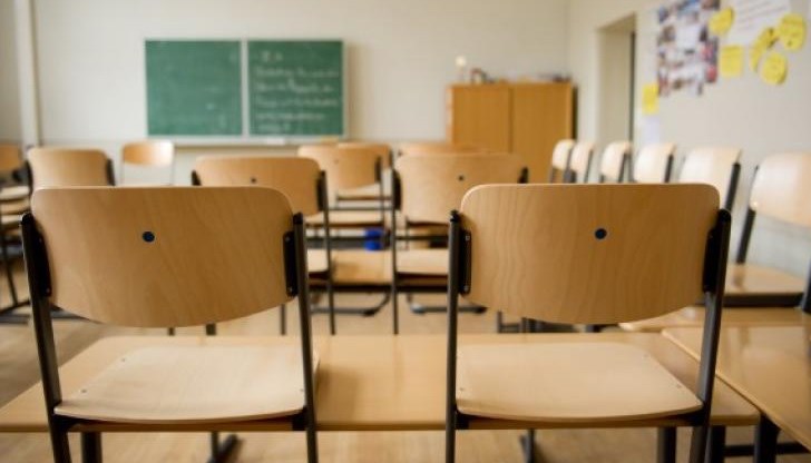 Преустановяват присъствените в училищата учебни занятия за учениците от 8 до 12 клас Преустановяват присъствените в училищата учебни занятия за учениците от 8 до 12 клас