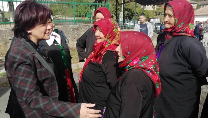 Караянчева:"Такива истински хора, жители на малки населени места в трудно достъпни планински райони, ме мотивират да не спирам да работя за по-доброто бъдеще на Родопите" Караянчева:"Такива истински хора, жители на малки населени места в трудно достъпни планински райони, ме мотивират да не спирам да работя за по-доброто бъдеще на Родопите"