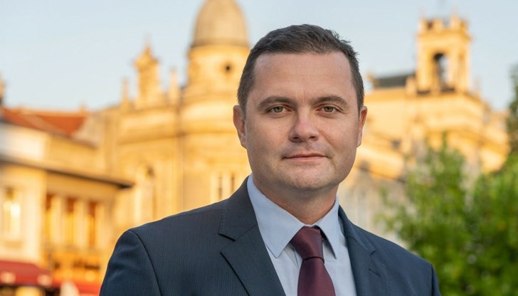 Честит празник на всички, избрали за свое призвание учението и просвещението на русенските деца! Честит празник на всички, избрали за свое призвание учението и просвещението на русенските деца!