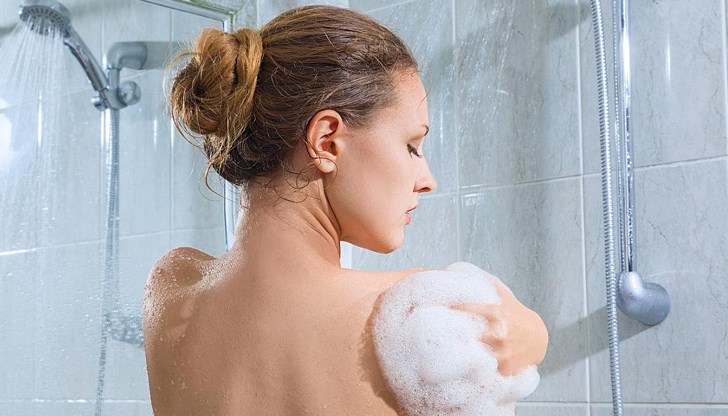 Честото взимане на душ може да наруши защитната бариера на кожата, както и да отслаби човешкото тяло