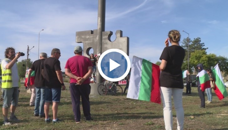 Участниците в недоволството спряха автомобилите си в кръговото кръстовище край "Дунав мост" и скандираха: "Всеки ден ще е така до оставката!". Част от тях носеха фланелки с надпис "Мутри, вън!" и "Русе иска оставка!"