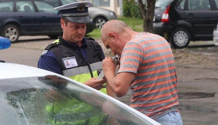 Водачът е изпробван за употреба на алкохол с техническо средство алкотест дрегер, като уредът отчита 2,11 промила на алкохол в издишания въздух Водачът е изпробван за употреба на алкохол с техническо средство алкотест дрегер, като уредът отчита 2,11 промила на алкохол в издишания въздух