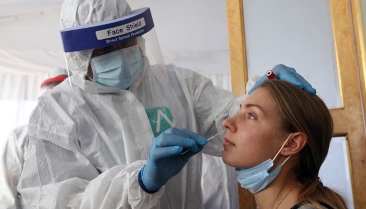 От данните, предоставени от Министерство на здравеопазването, може да се направи изводът, че на ден държавата плаща за под 2000 броя теста. Това означава, че при направени 4406 теста във вторник, около 2500 са били платени от пациентите От данните, предоставени от Министерство на здравеопазването, може да се направи изводът, че на ден държавата плаща за под 2000 броя теста. Това означава, че при направени 4406 теста във вторник, около 2500 са били платени от пациентите