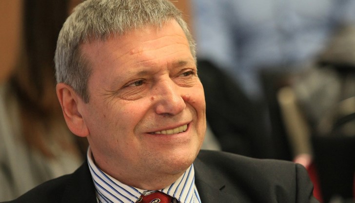 Ефектът от мерките, които се предприемат в последните дни, ще бъде изчерпване на резервите и задлъжняване на следващото поколение, както и изчерпване на резервите на социалната система, предупреди основателят на Института за пазарна икономика Ефектът от мерките, които се предприемат в последните дни, ще бъде изчерпване на резервите и задлъжняване на следващото поколение, както и изчерпване на резервите на социалната система, предупреди основателят на Института за пазарна икономика