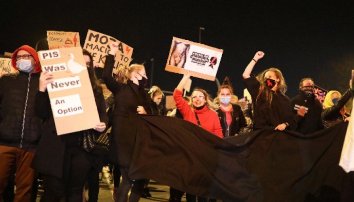 Годишно в Полша се извършват по-малко от 2000 аборта и преобладаващата част от тях са резултат от малформации на плода Годишно в Полша се извършват по-малко от 2000 аборта и преобладаващата част от тях са резултат от малформации на плода