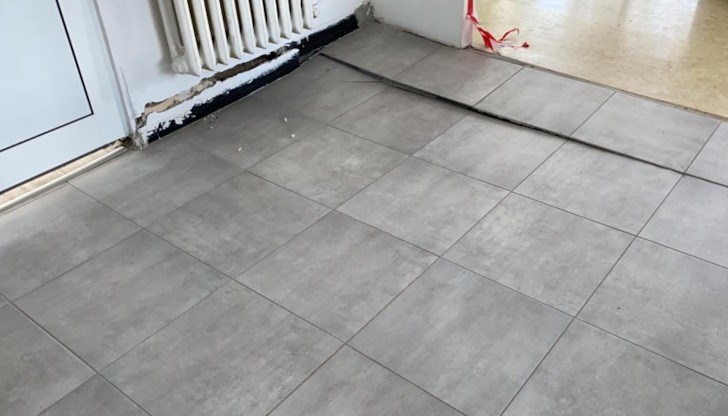 Старата сграда е строена преди 45 години. Назначена е конструктивна експертиза