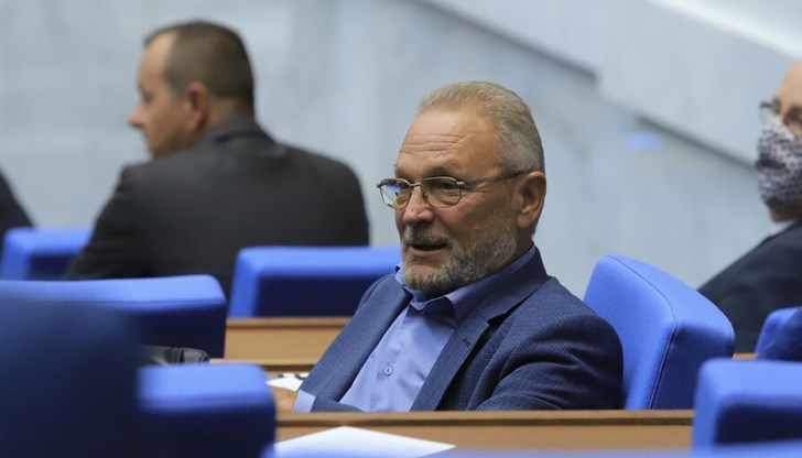 Това е избраният от Плевенския избирателен район Чавдар Велинов, който изтъкна като мотив за напускането си непреодолими различия с ръководството на групата