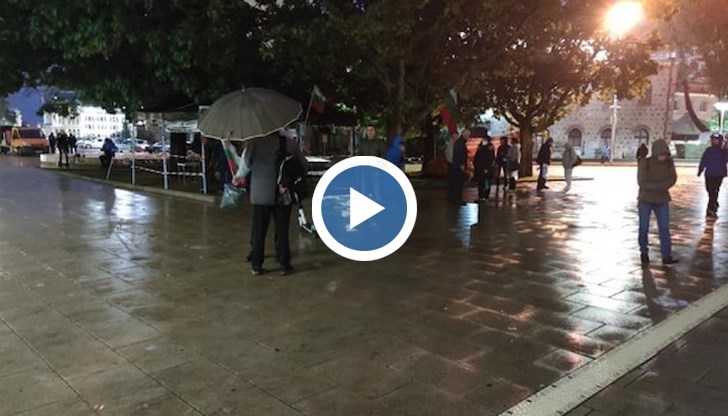 Въпреки лошото време протестиращи започнаха да се събират в Триъгълника на властта около 19:30 ч.