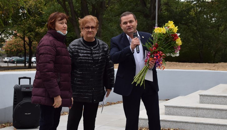 „Този ентусиазъм, който носят възрастните хора в момента, липсва у много мои връстници и дори младежи“, заяви кметът. Според него от хората от „златната възраст“ можем да се учим на борбен дух и непреклонност