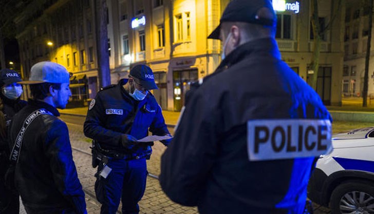 Отделно са нужни и удостоверения от работодателя или друг тип документи, доказващи неотложен повод за излизане навън след полицейския час