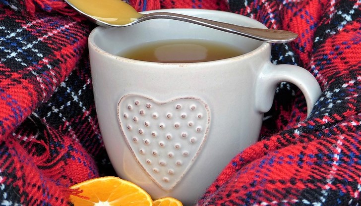 Не трябва да ядете насила. Ако не ви се яде, по-добре се ограничете до обилен бульон, пиене на много вода с лимон, зелен чай, билкова отвара, сокове