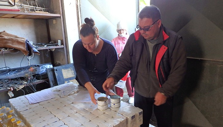 Общото тегло на един хранителен пакет е близо 23 килограма и съдържа 16 вида продукти