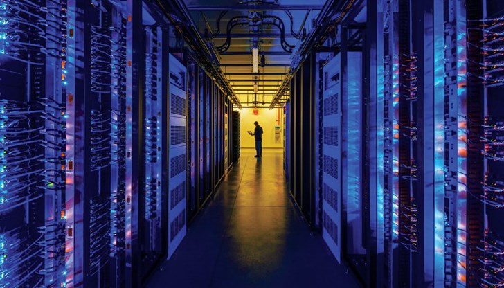 Технологичният гигант ще започне програма за обучения, с която да помогне за запълването на общо 100 000 работни места