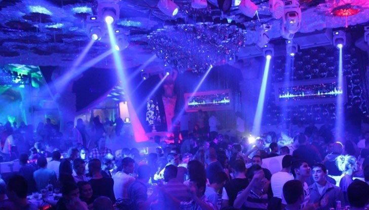 До сега заведенията можеха да работят при допускане на един клиент на 1 кв. м. от търговската площ на обекта, от утре изискването ще бъде за 2 кв. м. на човек