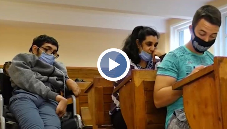 Въпреки тежките удари на съдбата, младежът вече е студент в Русенския университет