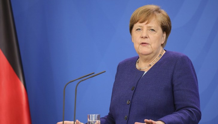 Ангела Меркел обаче е на мнение, че са необходими още по-строги мерки, защото германската икономика няма да може да издържи ново затваряне, както се случи през пролетта