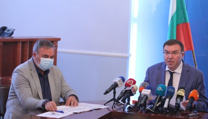 Под карантина са и здравния министър, и главният здравен инспектор на България Ангел Кунчев, а шефът на столичната здравна инспекция подаде оставка