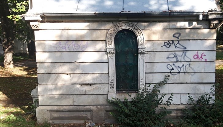 Общинският съветник предлага на кмета надгробните плочи на видните българи да бъдат художествено осветени и почистени