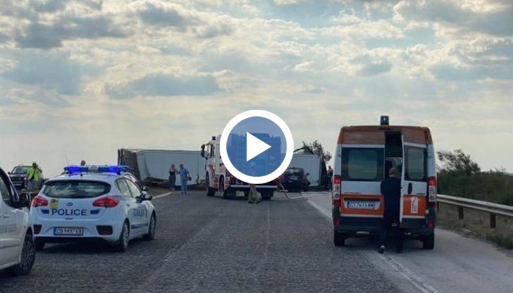 Камионът се е запалил, екипи на пожарната и полицията са на мястото на инцидента