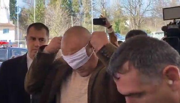 Как може да се очаква от българските граждани да спазват мерките, наложени от управляващите, след като самият министър-председател демонстративно ги нарушава? Как може да се очаква от българските граждани да спазват мерките, наложени от управляващите, след като самият министър-председател демонстративно ги нарушава?