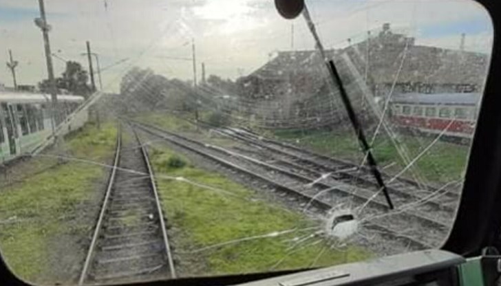 От началото на годината до момента са регистрирани общо 65 случая на хвърлени предмети по влакове, вследствие на които вече има трима пострадали служители от локомотивния персонал