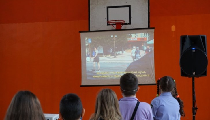 Децата получиха и книжки с основни инструкции как трябва да се държат на пътя като участници в движението