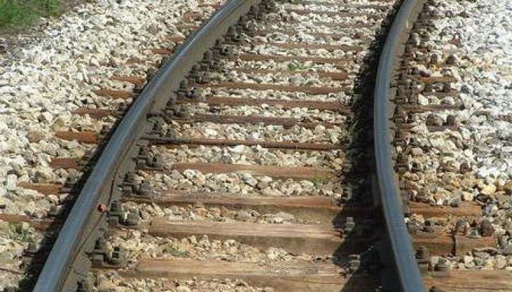 Движението бе спряно, след като камион падна върху релсите и се запали