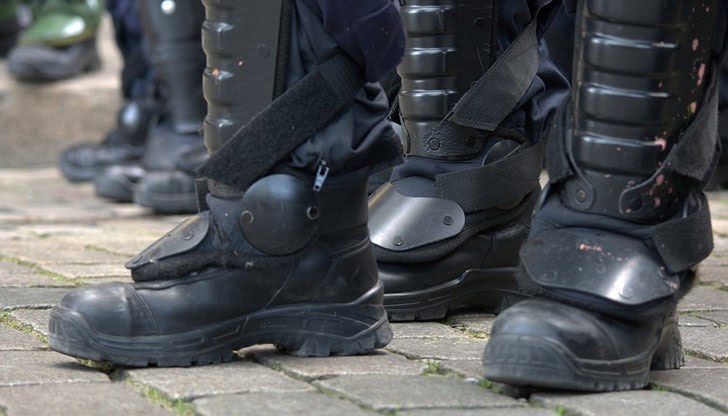 Защо Google maps, защо навигацията не подведе поне веднъж органите да се захванат по-сериозно например с чекмеджето с пачките евро и кюлчетата, които изглежда са на премиера Борисов? Защо Google maps, защо навигацията не подведе поне веднъж органите да се захванат по-сериозно например с чекмеджето с пачките евро и кюлчетата, които изглежда са на премиера Борисов?