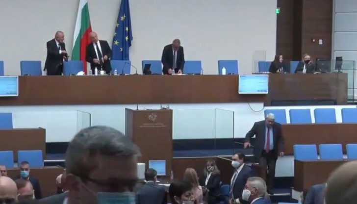 Маноил Манев от ГЕРБ пречеше на Георги Гьоков да излезе от пленарната зала с обвинението, че той е взел папката на Гърневски Маноил Манев от ГЕРБ пречеше на Георги Гьоков да излезе от пленарната зала с обвинението, че той е взел папката на Гърневски