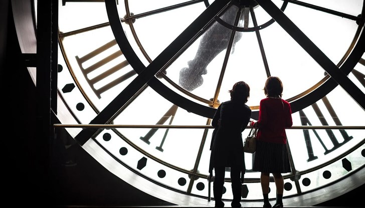 „Иначе например човек, започващ работа в 08 ч. ще трябва да е на работното си място близо 1 час преди изгрева на Слънцето през декември“, коментира физикът