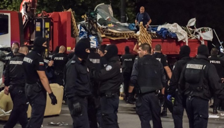 Всички знаем какво имаше в палатките - имаше само вода, храна и дрехи на хората, които бяха там, на протестиращите