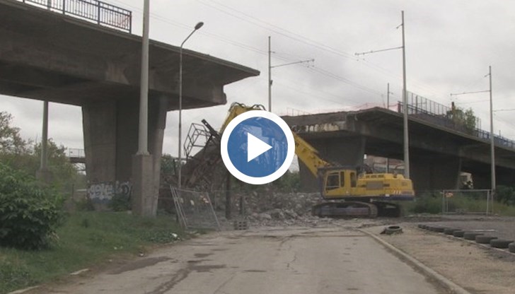 Заради реконструкцията хората обикалят близо час, за да се приберат